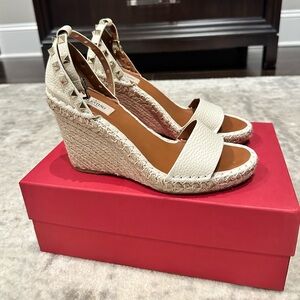 Valentino Rockstud Wedge Sandal SZ 39/ 9 in Ivory